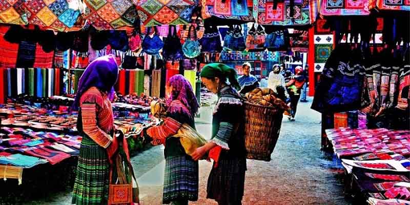 Làng Nghề Dệt Thổ Cẩm Tà Lài – Nét Đẹp Của Đồng Bào Châu Mạ 7 Du khách hứng thú với sản phẩm thổ cẩm Tà Lài
