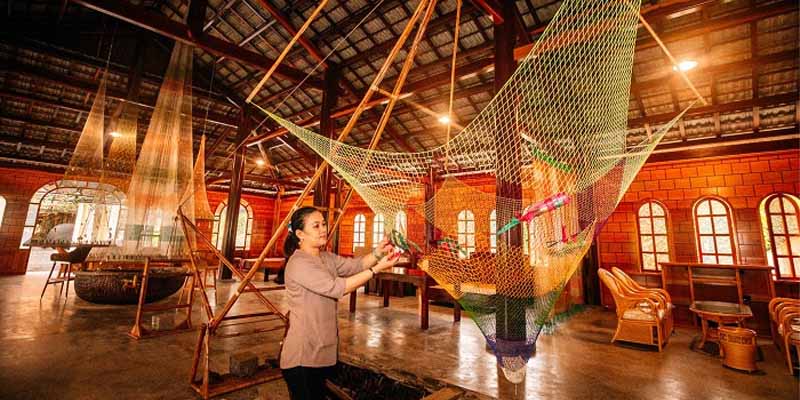 Làng Nghề Trường Sơn: Nơi Lưu Giữ Nét Đẹp Hồn Quê Việt 7 Du khách hứng thú với làng nghề Trường Sơn